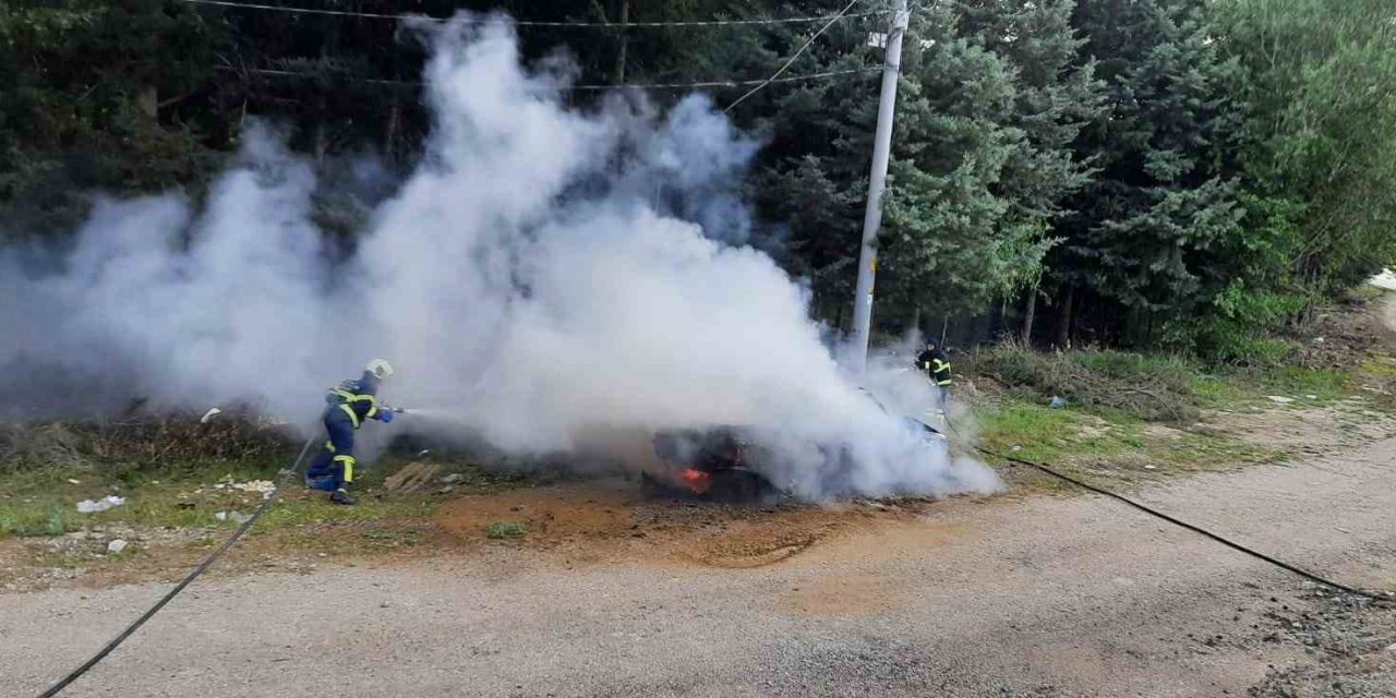 Burdur’da Park Halindeki Araçta Yangın