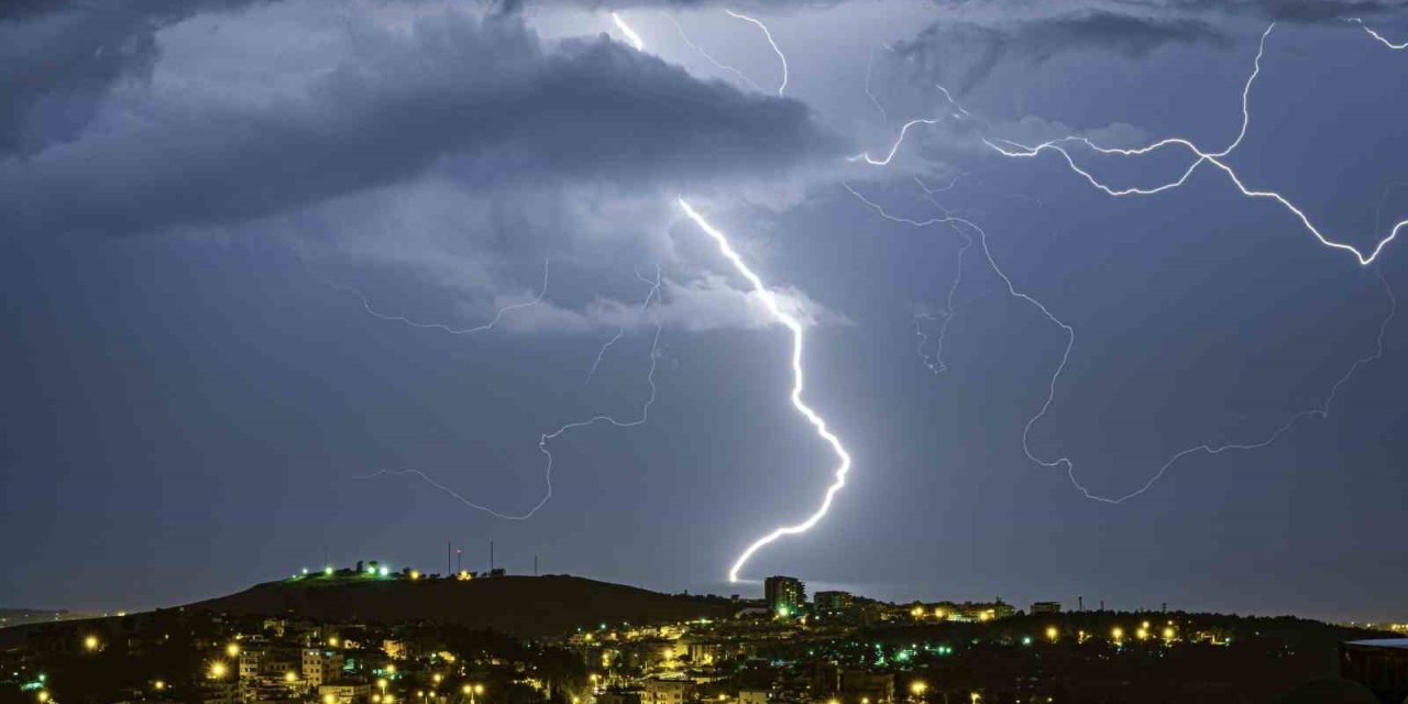 İskenderun Körfezi’nde Şimşekler Geceyi Aydınlattı