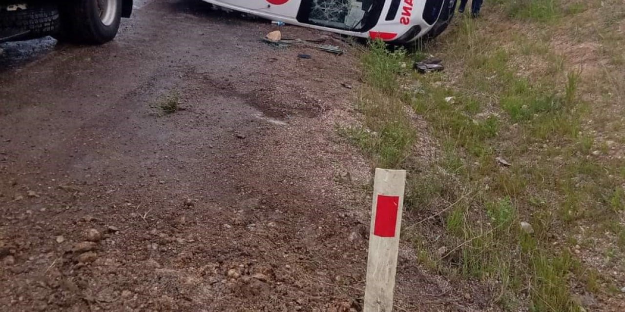 Kaza İhbarına Giden Ambulans Kaza Yaptı: 3 Yaralı