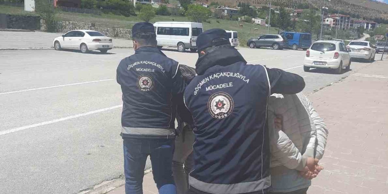 Erzincan’da Kaçak Göçmen Taşıyan 2 Kişi Tutuklandı