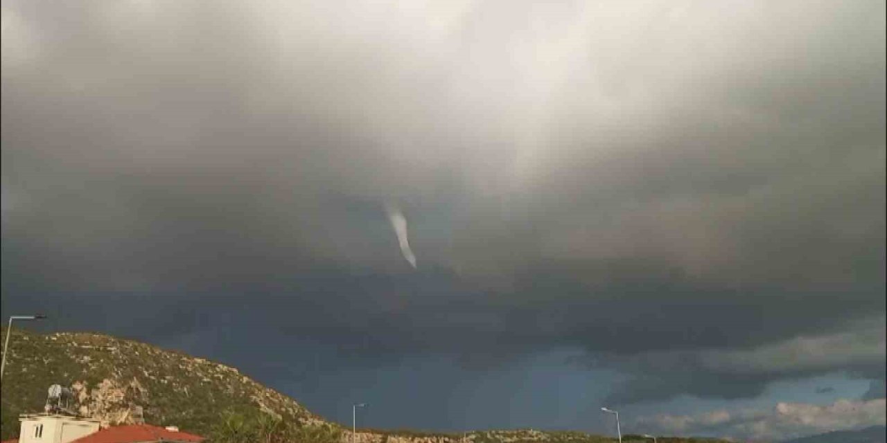 Samandağ’da Hortum Cep Telefonu Kamerasına Yansıdı