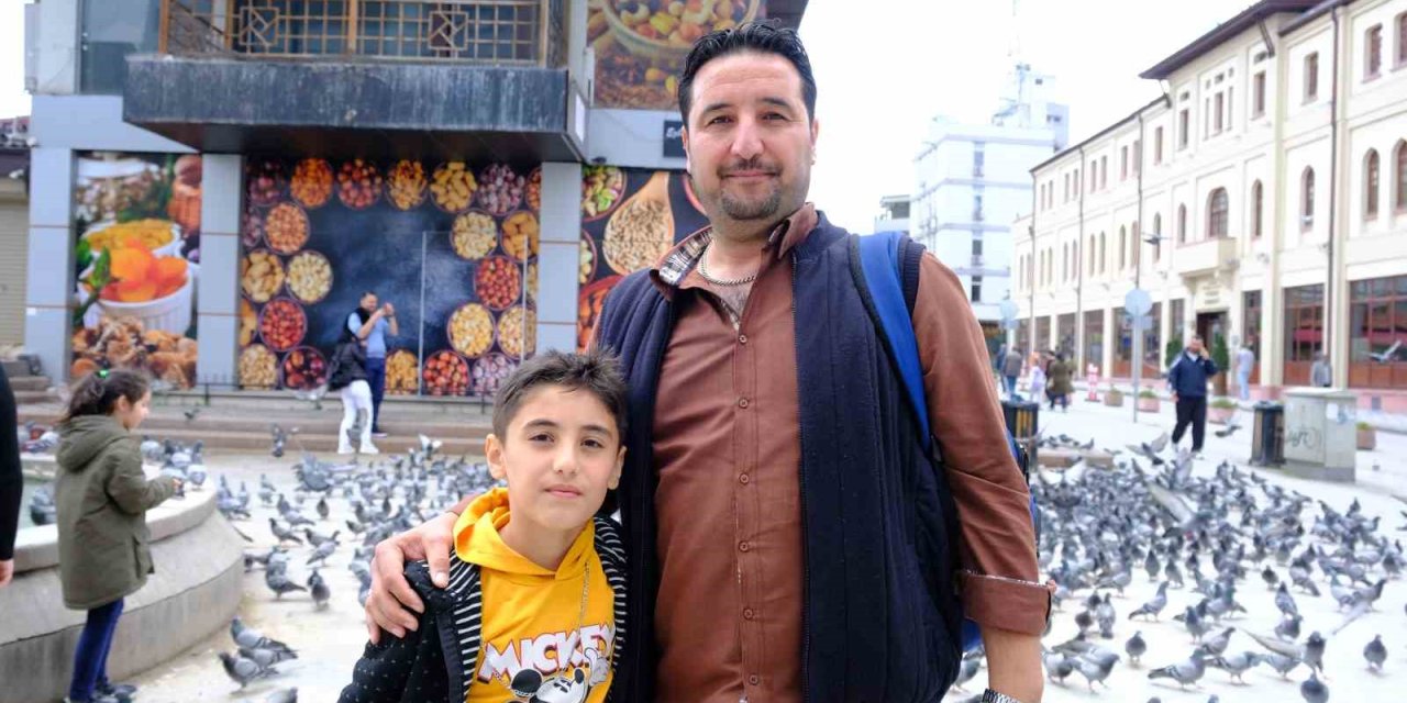 Nazilli’den Gelen Turistler Eskişehir’deki Kuşları Elleriyle Besledi