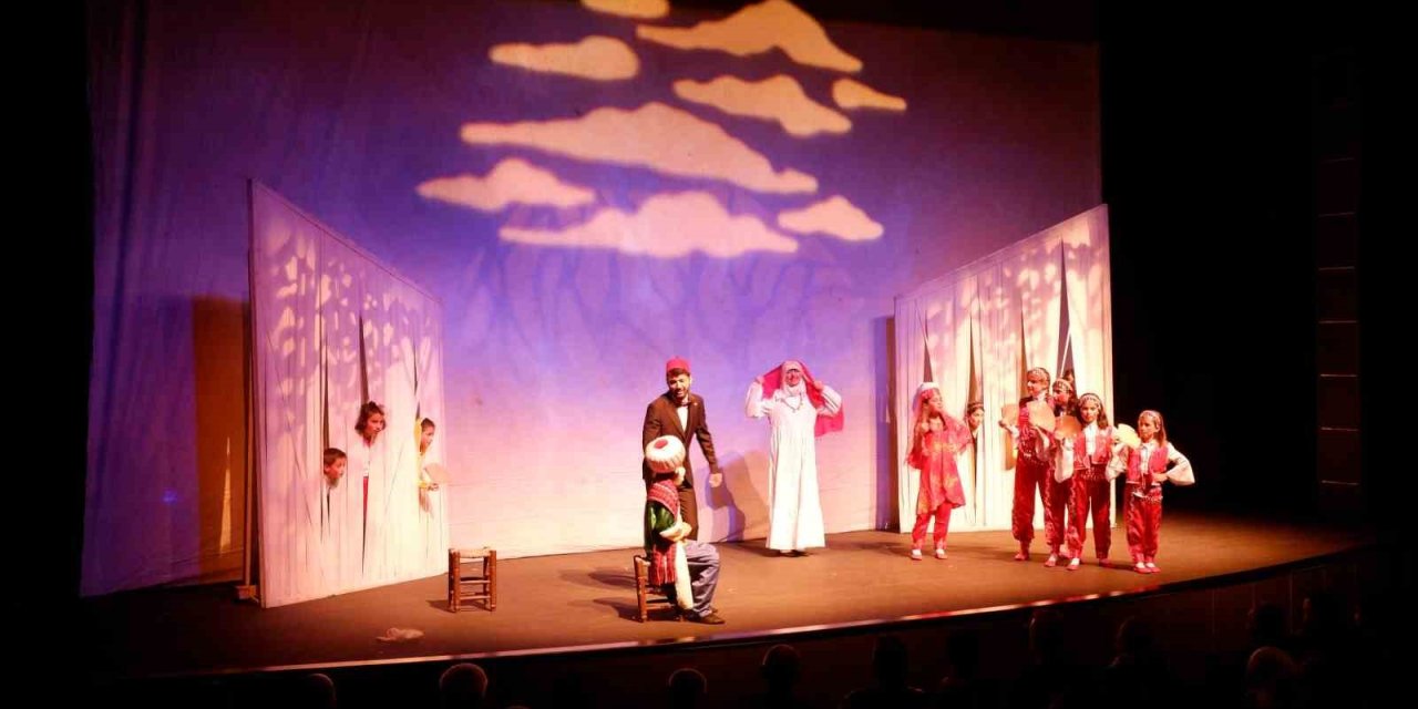 Minik Yürekler Tiyatro Sahnesinde Buluştu