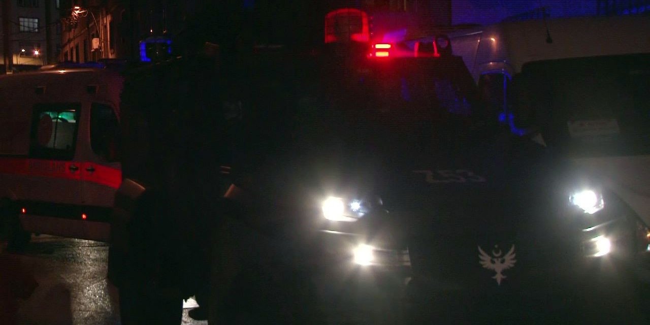 Ataşehir’de Bir Şahıs 95 Yaşındaki Annesini Bıçakla Rehin Aldı