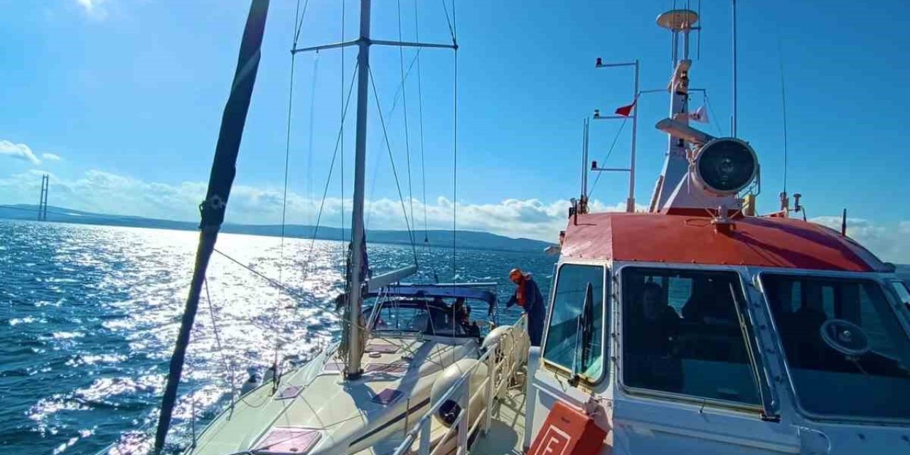 Çanakkale Boğazı’nda İçinde 2 Kişinin Bulunduğu Tekne Kurtarıldı