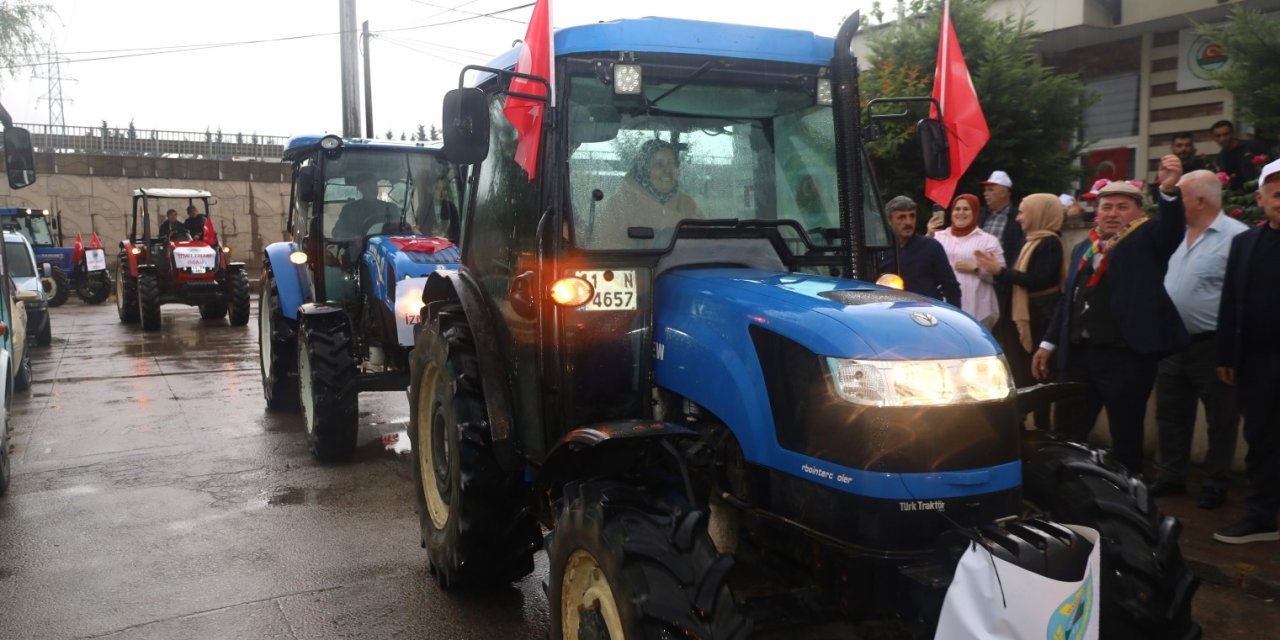 Kadın Çiftçiler Traktöre Bindi, Şehir Merkezine İndi