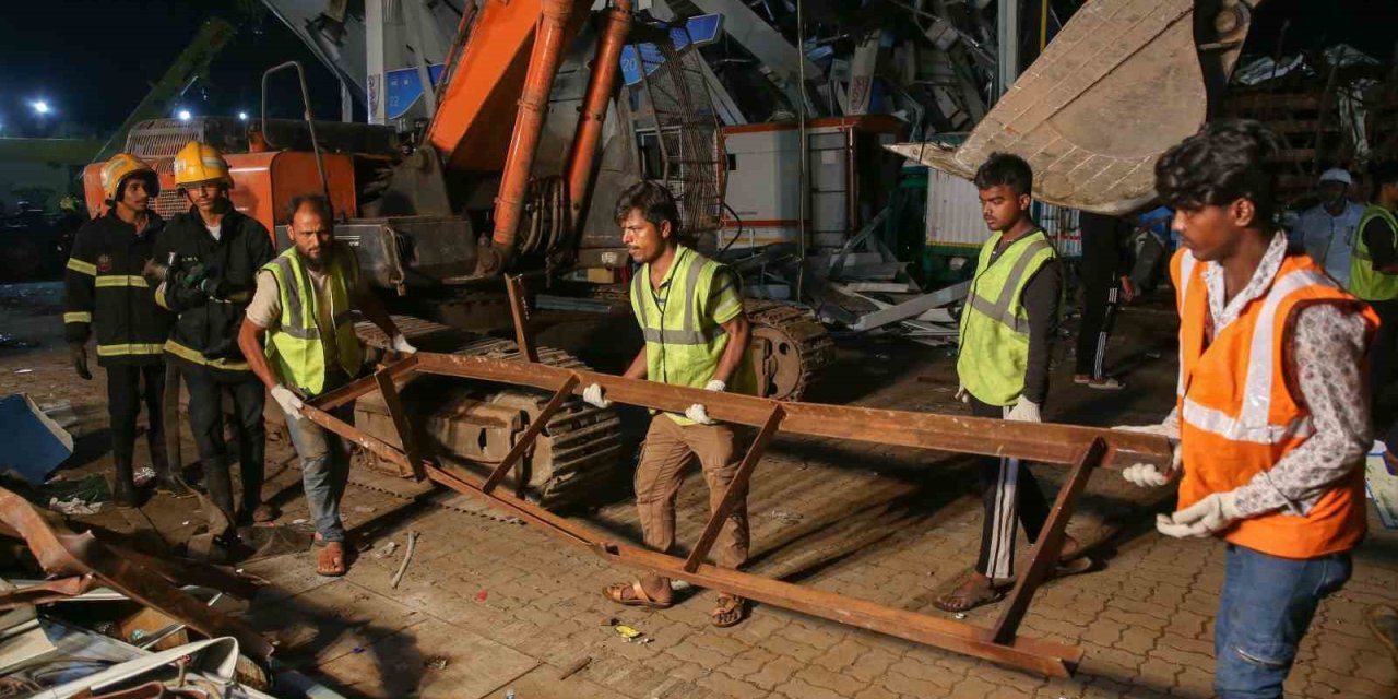 Hindistan’da Reklam Panosunun Devrilmesi Sonucu Can Kaybı 14’e Yükseldi