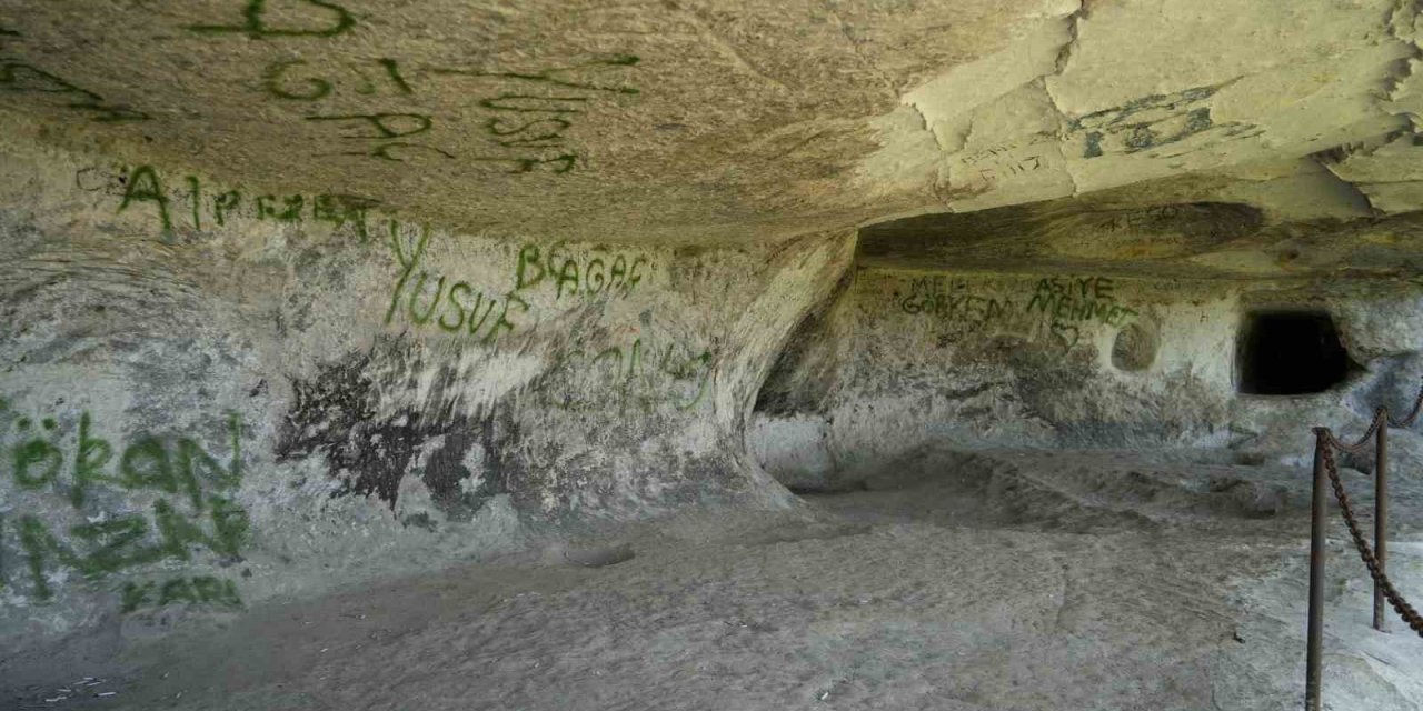 Tarihi İnceğiz Mağaralarının Duvarlarına Sprey Boyayla Zarar Verildi, Vatandaşlar Önlem Alınmasını İstedi