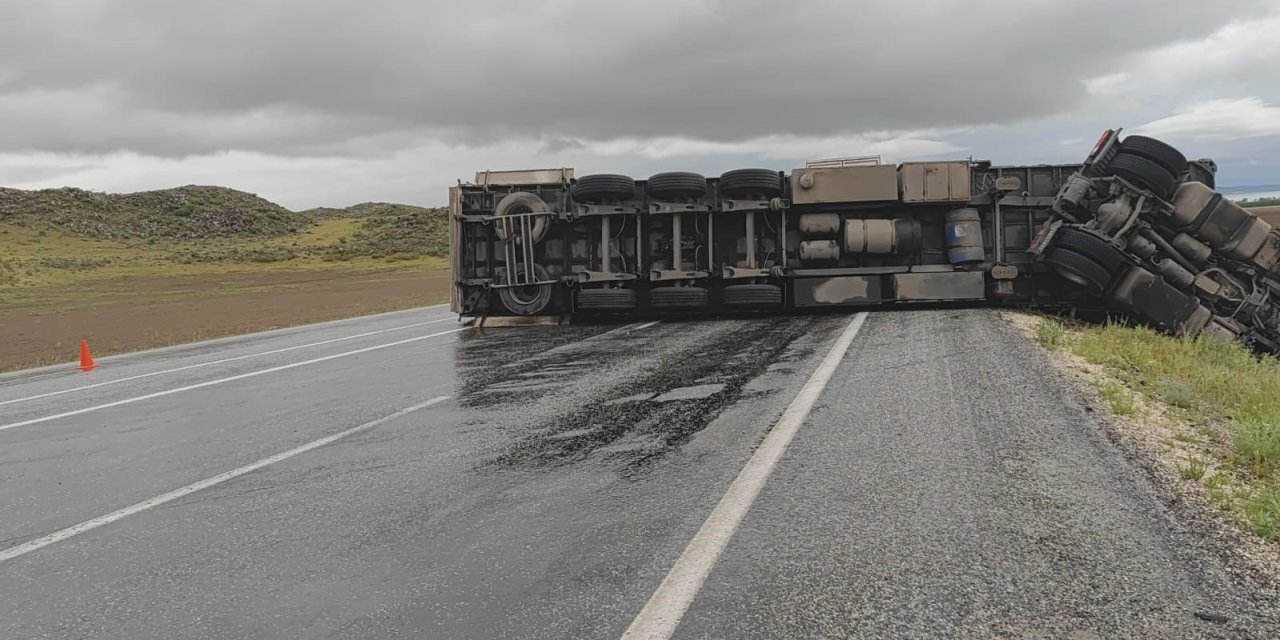 Kozmetik Ürünü Yüklü Tır Devrildi