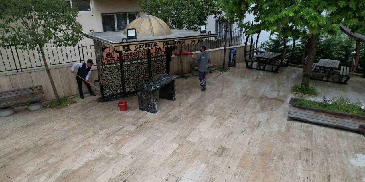 Çayırova’da İbadethanelerin Avluları Temizleniyor