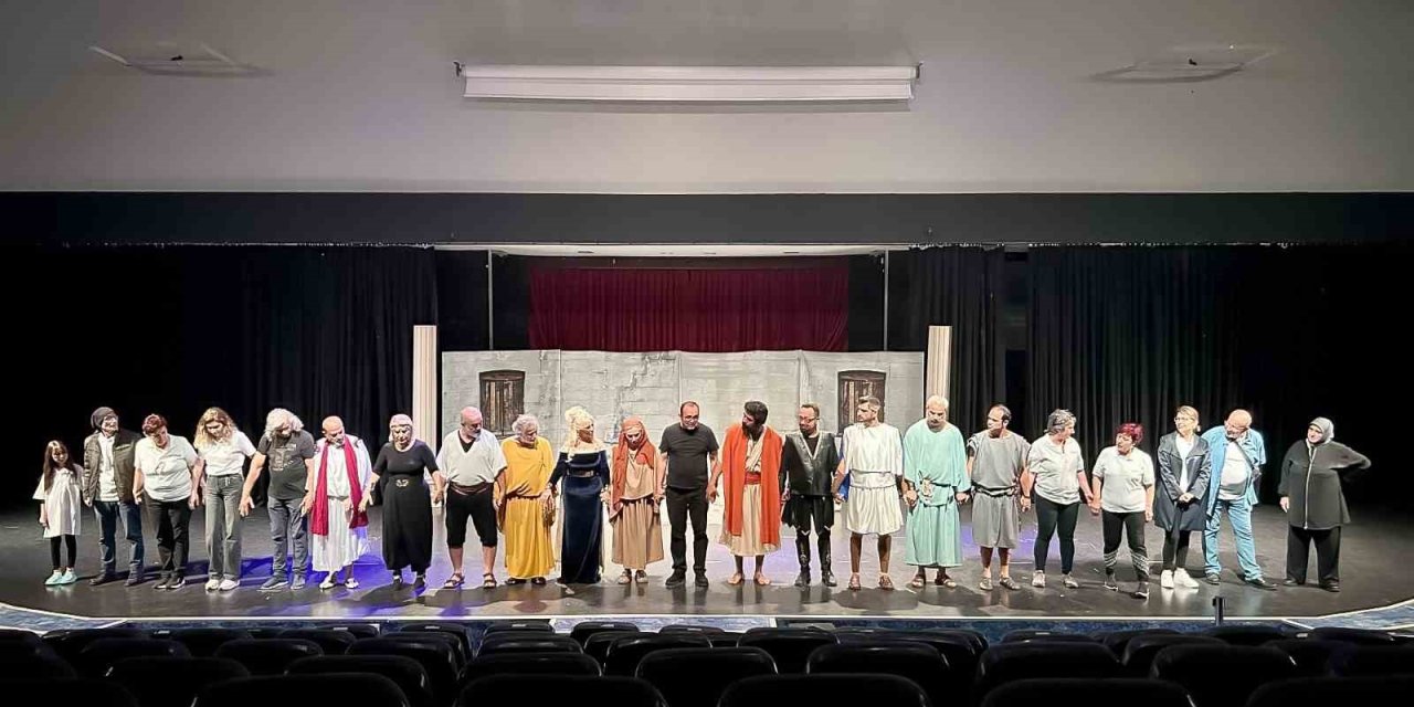 Yalınayak Sokrates Muratpaşa’da Sahnelendi