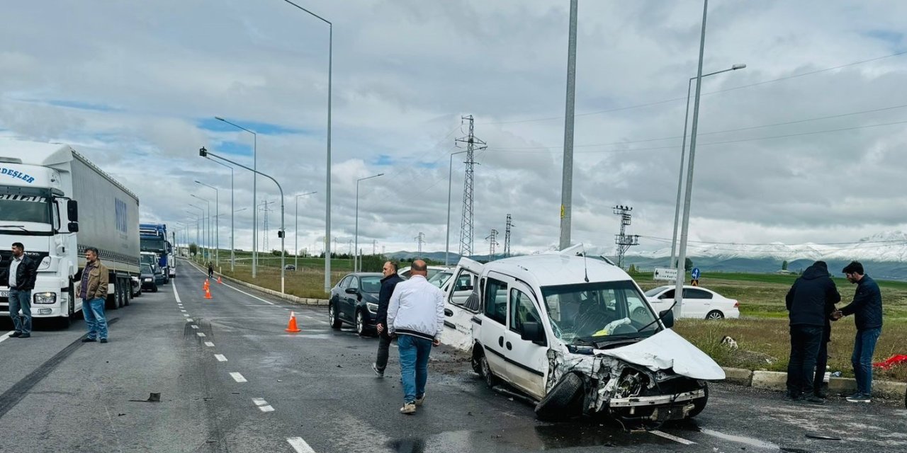 Erzurum Kuzey Çevre Yolunda Kaza; 6 Yaralı