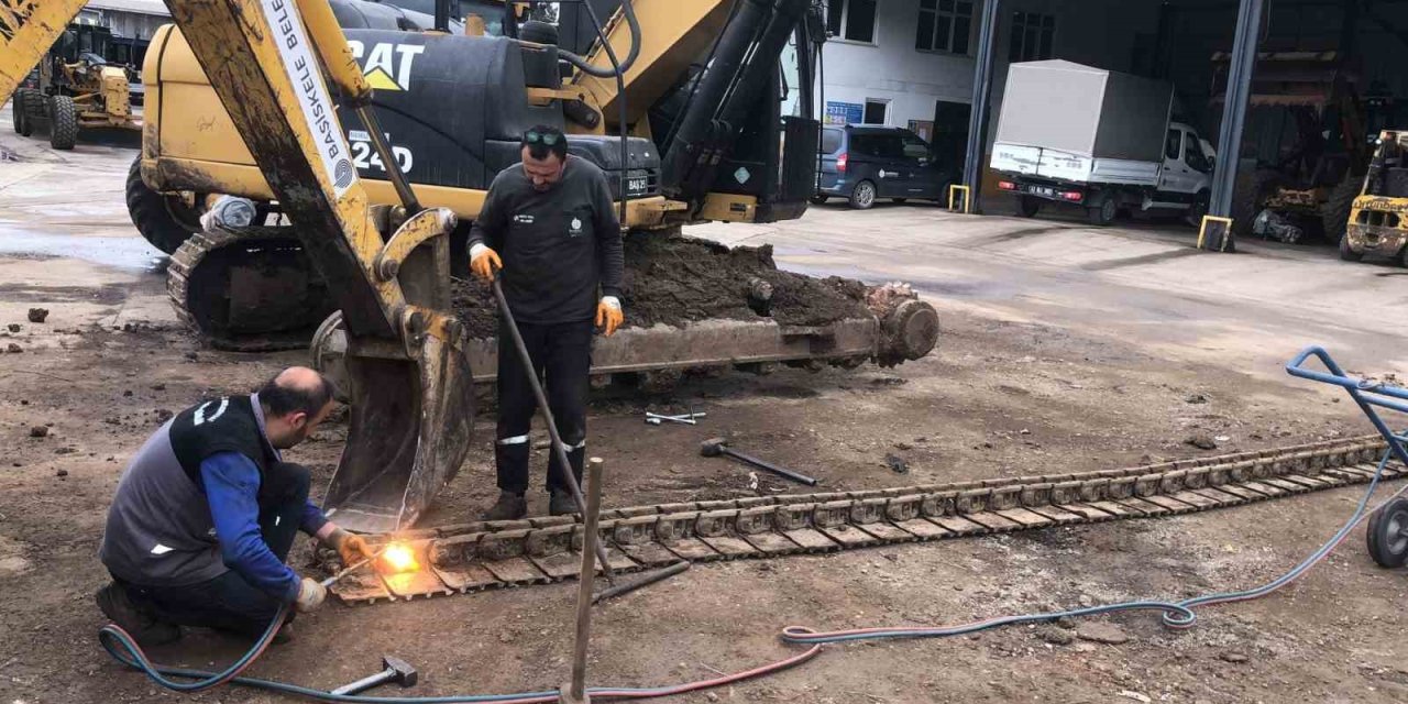 Bu Belediye Hizmet Araçlarının Bakım Ve Tamirini Kendisi Yapıyor
