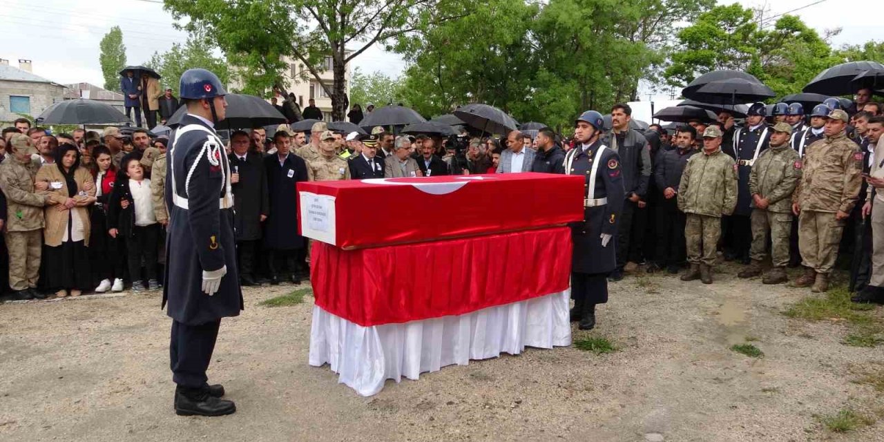 Yıldırım Düşmesi Sonucu Şehit Olan Güvenlik Korucusu Gözyaşları Arasında Toprağa Verildi