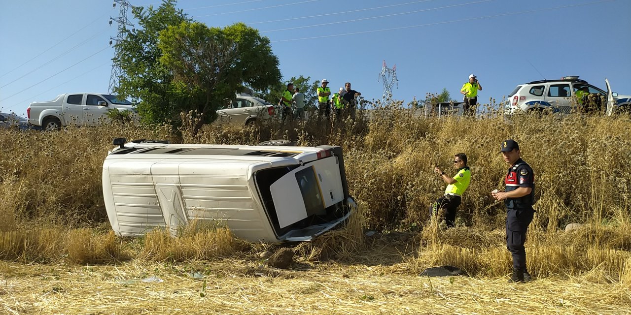 Adıyaman'da Servis Minibüsü Şarampole Devrildi; 7 Yaralı