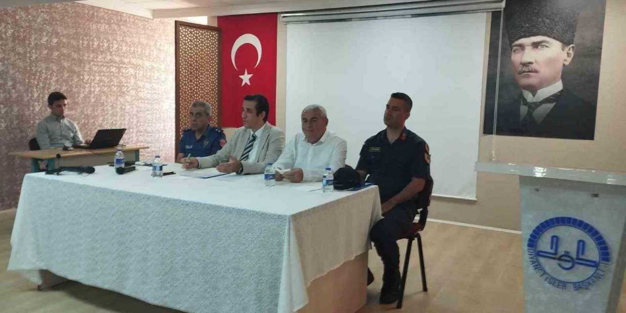 Bozyazı Kaymakamı Topsakaloğlu, Muhtarlarla Bir Araya Geldi