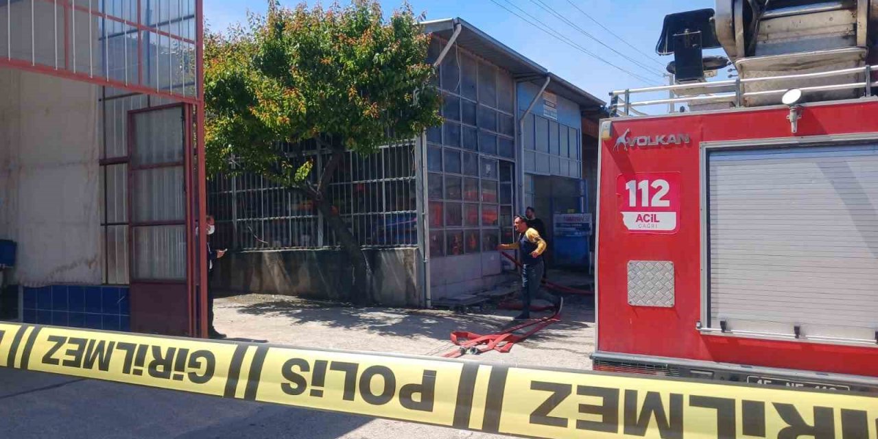 Kaynak Makinesinden Çıkan Yangında Oto Yedek Parça Dükkanında Maddi Hasar Oluştu