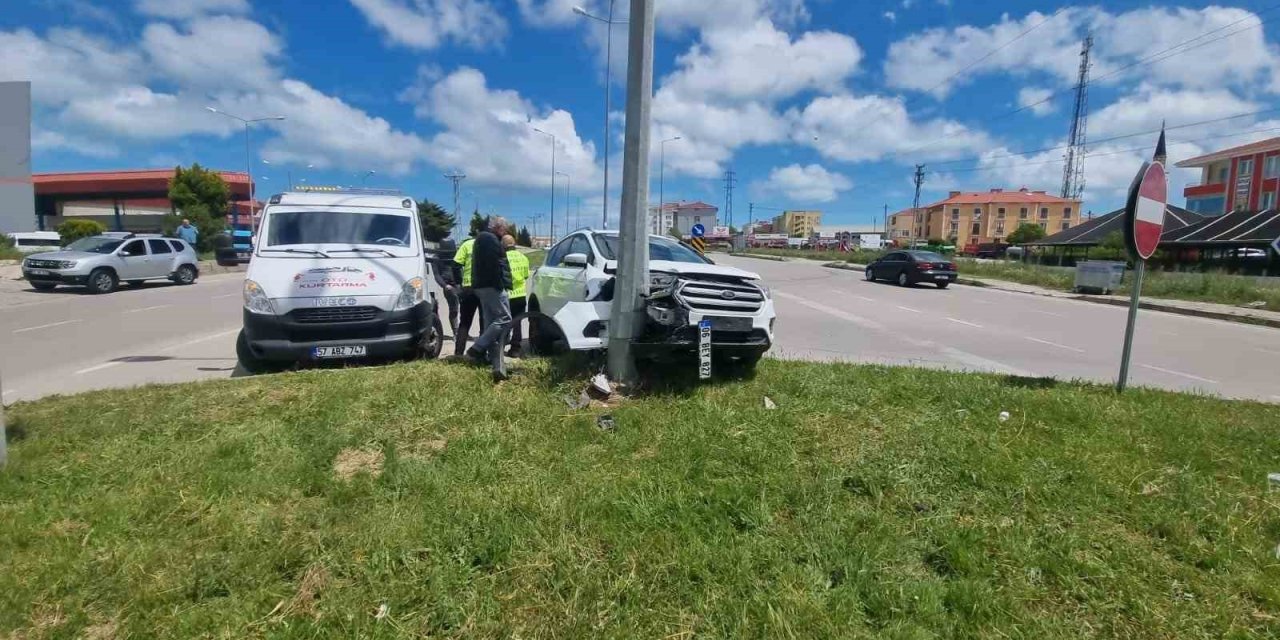 Sinop’ta Otomobil Elektrik Direğine Çarptı: 2 Yaralı