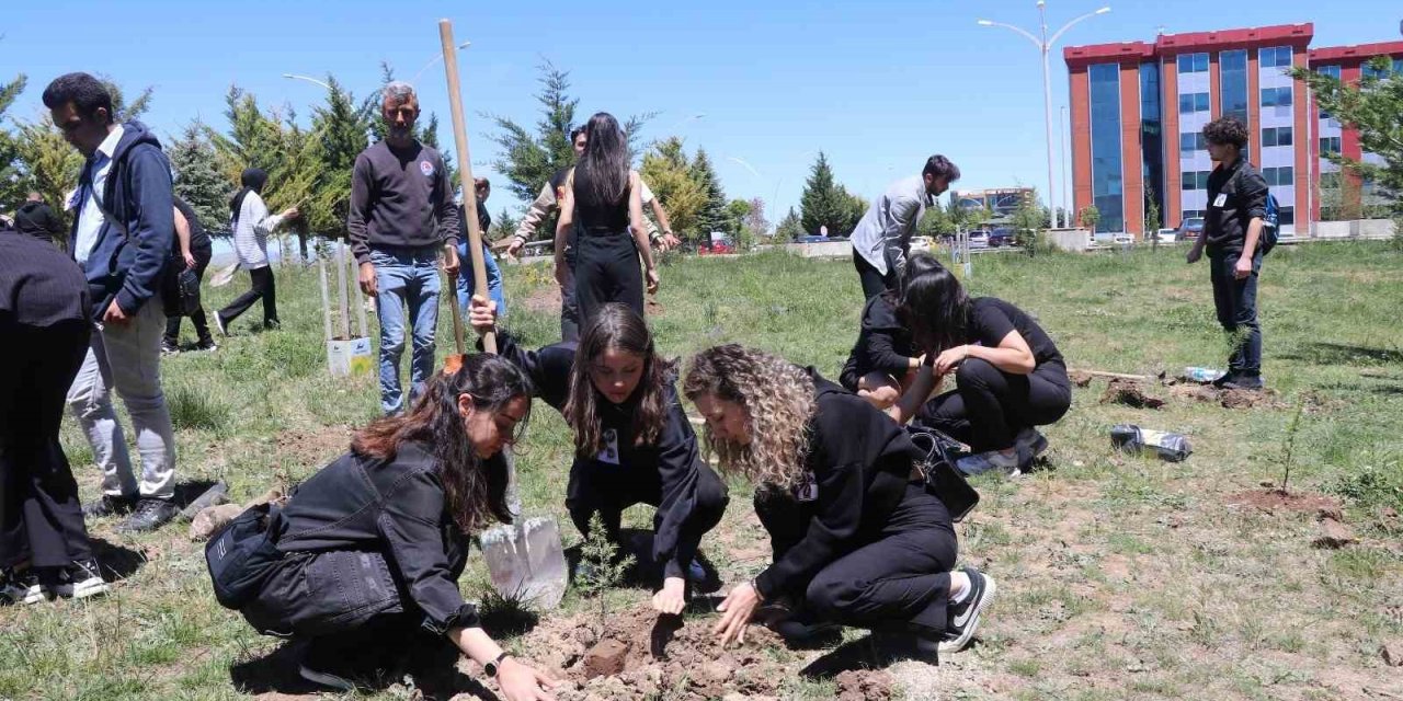 Depremde Kaybettikleri Arkadaşları Anısına 100 Ağaç Fidanı Diktiler