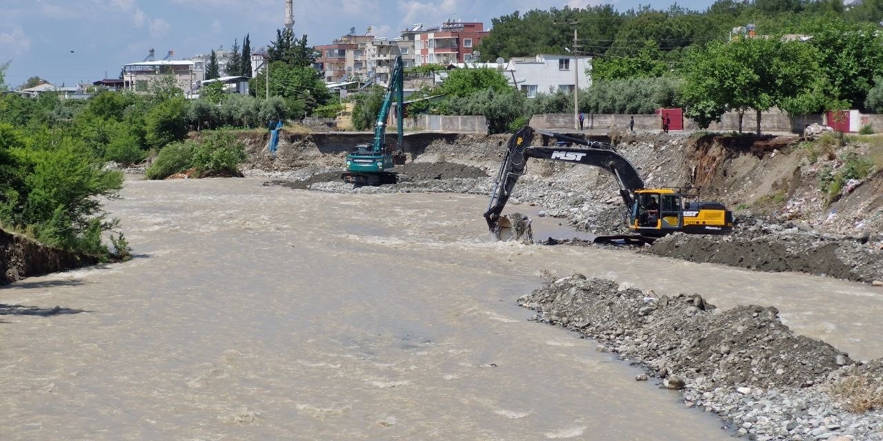 Dörtyol’da Kuvvetli Yağışla Taşan Derede Islah Çalışmaları Sürüyor