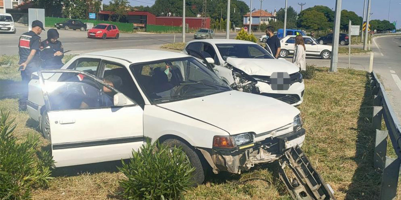 Rize plakalı otomobil Samsun'da kaza yaptı 4 yaralı