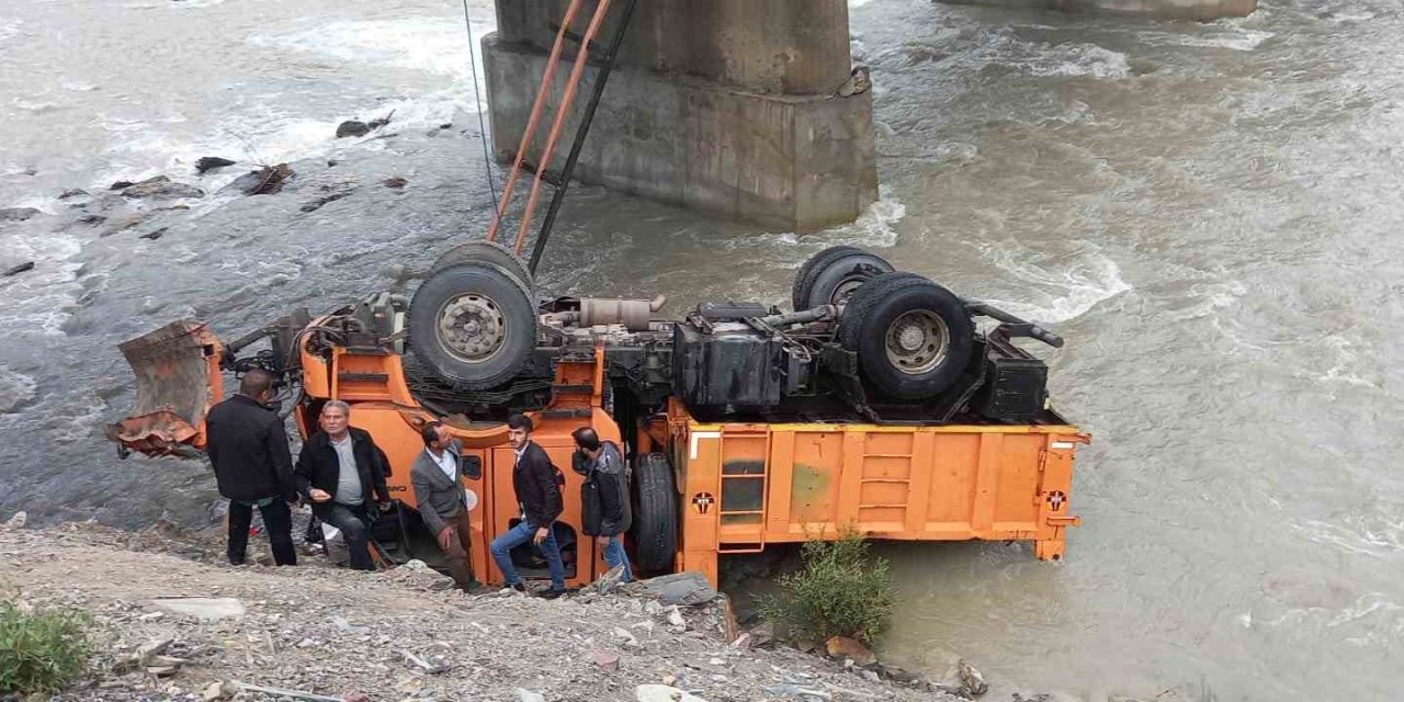 Karayollarının İş Makinesi Zap Suyu’na Yuvarlandı: 3 Yaralı
