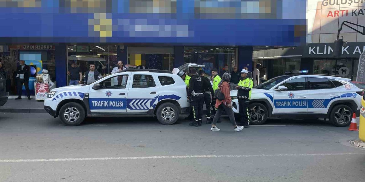 Küçükçekmece’de Otomobil Önce Bariyerlere Ardından Yayalara Çarptı: 5 Yaralı