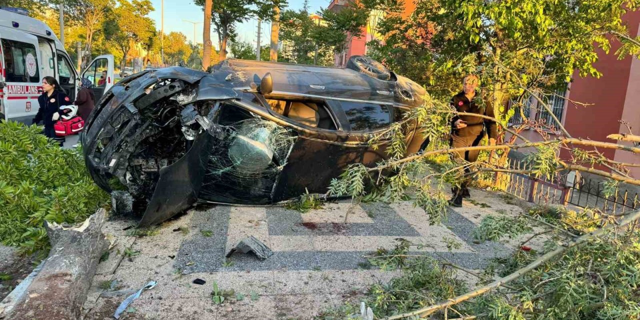 Anneannesinden İzinsiz Aldığı Araçla Kaza Yaptı: 2 Genç Ağır Yaralandı