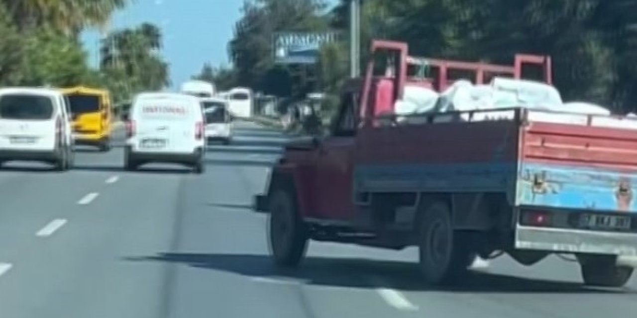 Kamyonetin Seyir Halinde Zikzak Çizerek Herkesi Tehlikeye Attığı Anlar Kamerada