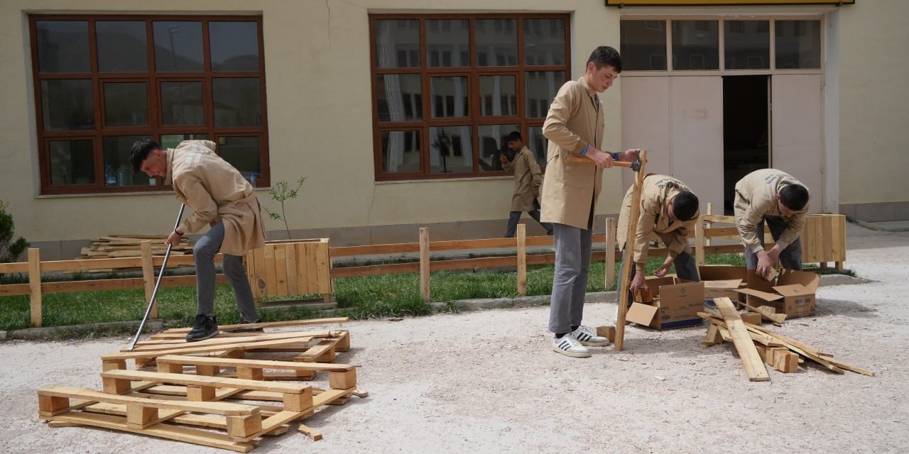 Fabrika Gibi Lisede Arı Gibi Çalışan Öğrenciler Atık Malzemelerden Ahşap Eşyalar Üretiyorlar
