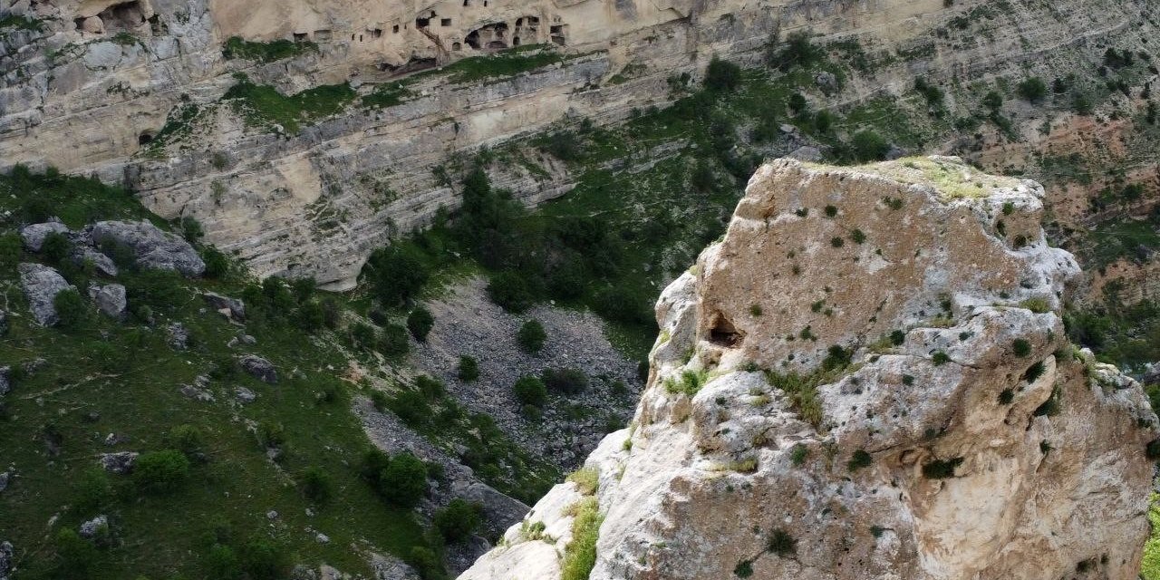Çıkılması Zor Olan Kayaların Zirvesindeki Tarihi Oyuklar Dron İle İlk Kez Görüntülendi