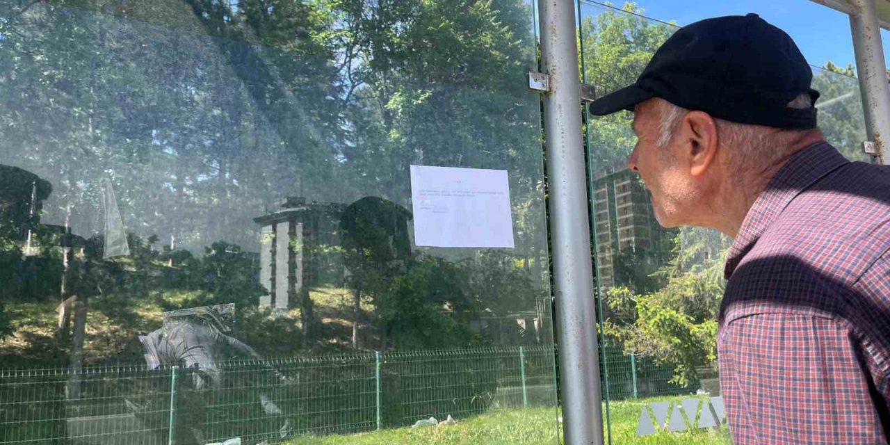 Evlenmek İçin Durağa İlan Astı