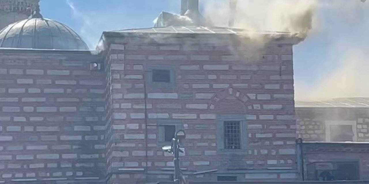 İstanbul Eminönü’ndeki Mısır Çarşısı’nda Yangın Çıktı. Olay Yerine Çok Sayıda İtfaiye Ekibi Sevk Edildi.