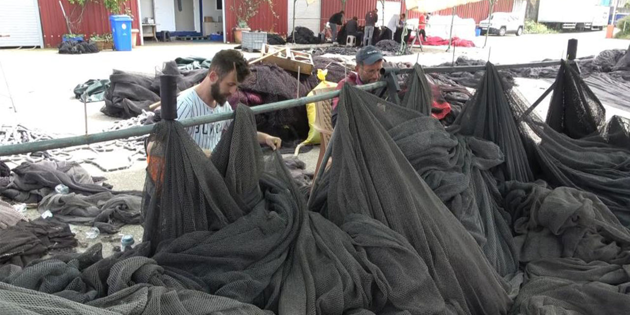 Rizeli Balıkçılar Ağlarının Ve Teknelerinin Bakımlarını Yapmayı Sürdürüyor