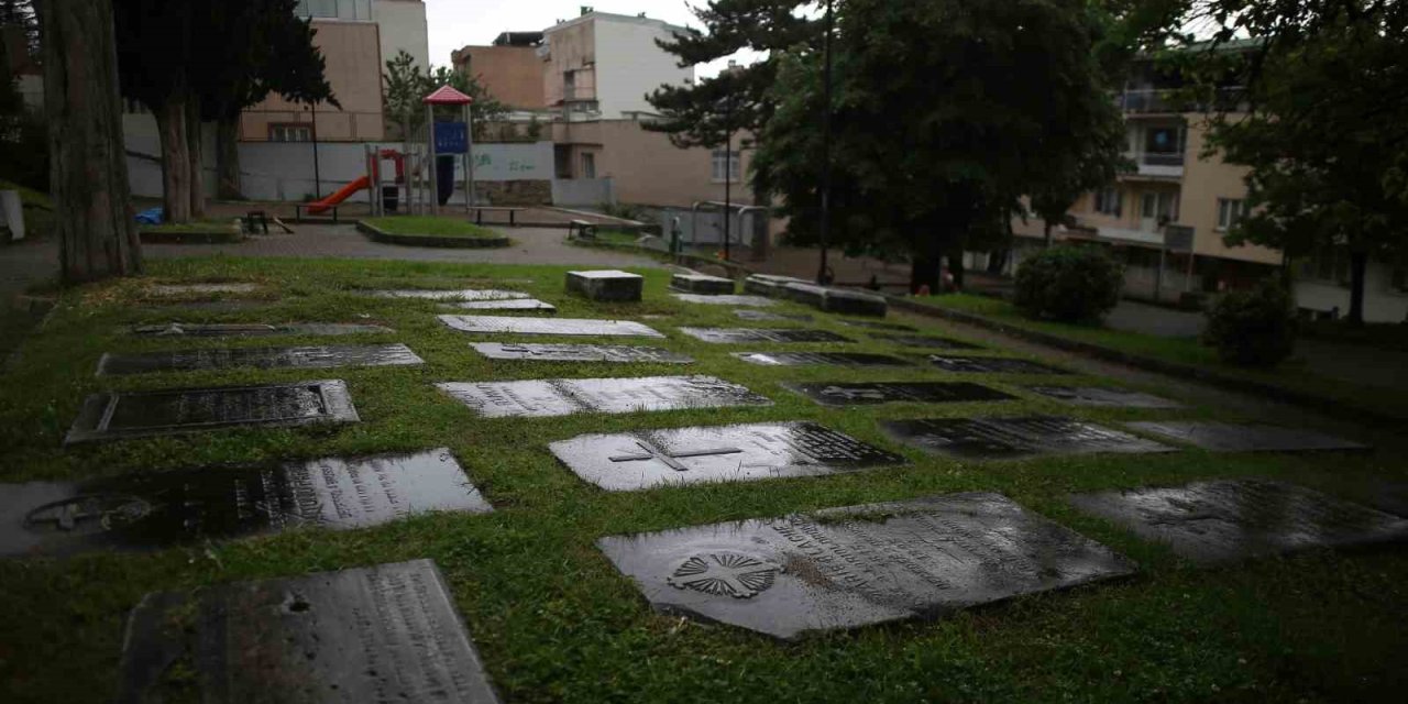 Çocuk Parkı İçerisindeki Fransız Mezarlığı, Mezar Taşlarıyla Dikkat Çekiyor