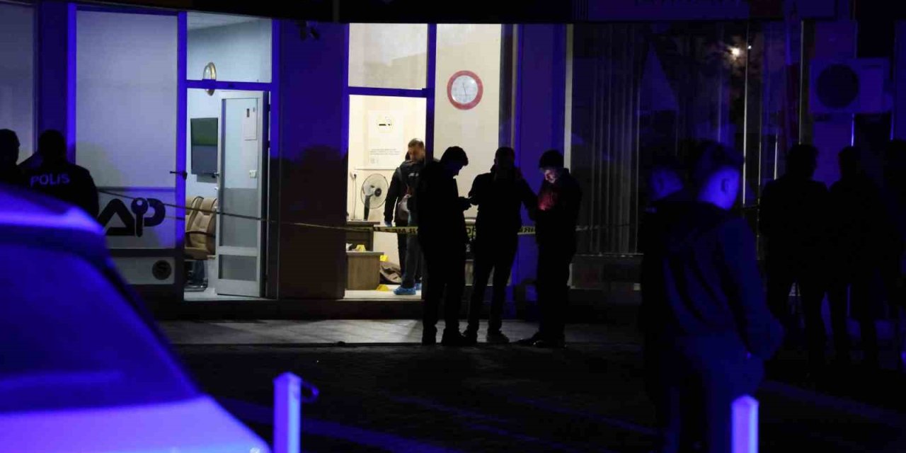 Arkadaşının Birini Öldürdü, Diğerini Yaraladı