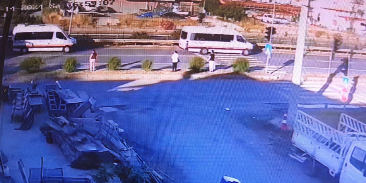 Servis Aracı Tur Minibüsüne Çarptı: 3 Yaralı