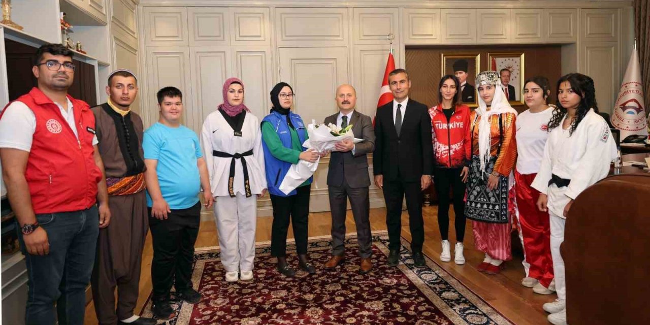 Milli Sporcular Vali Varol İle Bir Araya Geldi