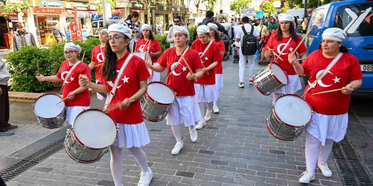Uşak’ta Engellilere Farkındalık Yürüyüşü Gerçekleştirildi