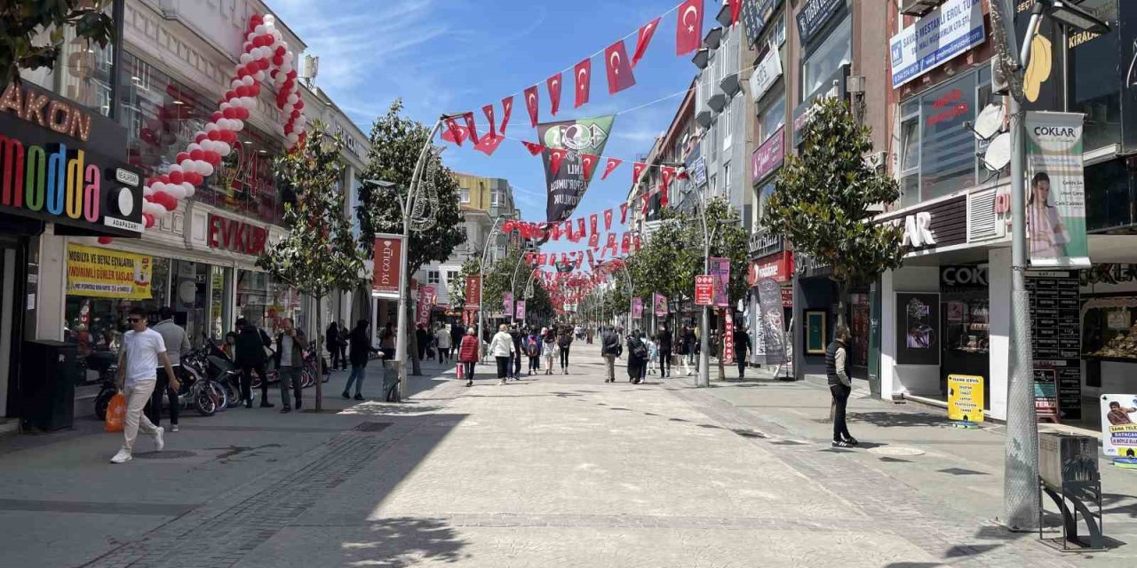 Şehrin En İşlek Caddesi Boks Ringine Döndü: O Anlar Kamerada