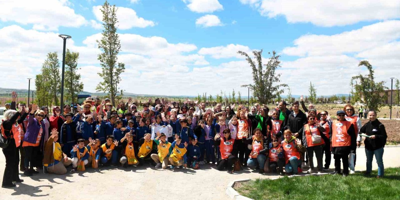 Çocukların Yetiştirdiği Meşe Fideleri Doğayla Buluştu