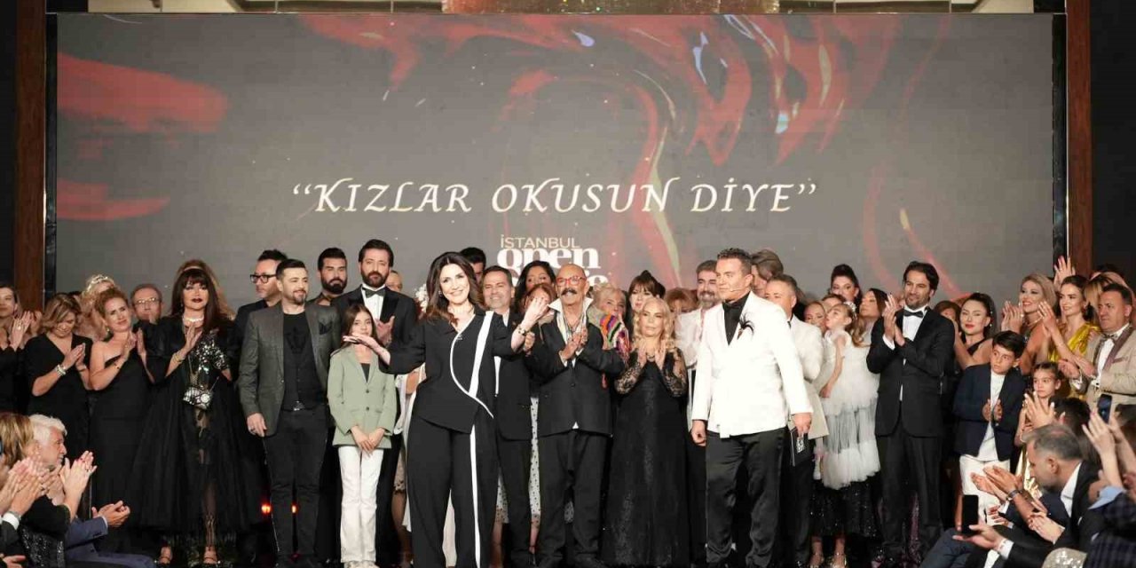 Kız Çocuklarının Okumasına Dikkat Çekmek İçin Podyuma Çıktılar