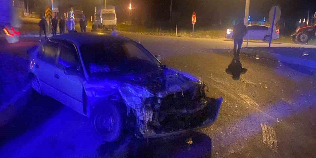 Minibüs Ve Otomobil Çarpıştı: 1 Yaralı