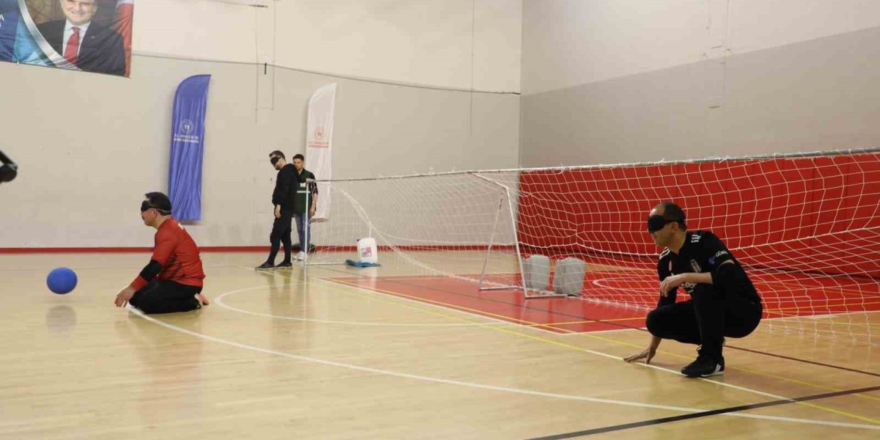 Vali Gözünü Maske İle Kapattı, Görme Engellilerle Maç Yaptı