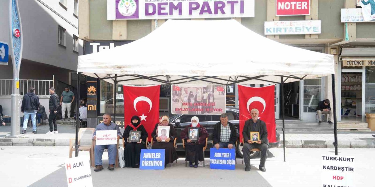 Annelerin Evlat Nöbeti Devam Ediyor