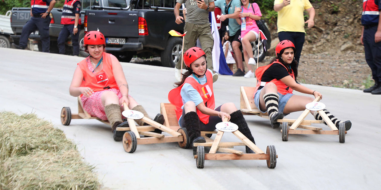 Rize'de "12. Tulum ve Kemençe Festivali" gerçekleştirildi