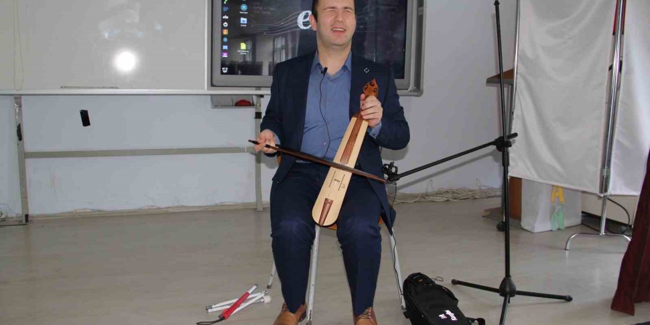Görme Engelli Müzik Öğretmeni Azmi İle Örnek Oluyor