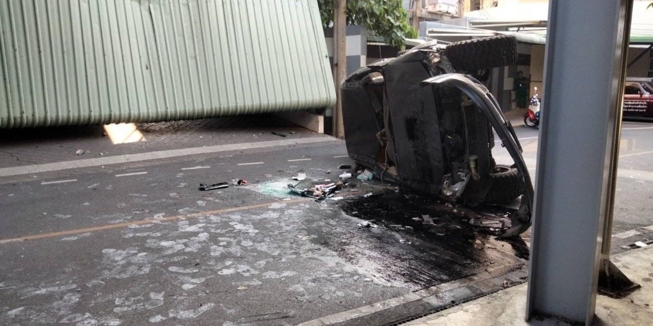 Panikleyen Sürücünün Çarptığı Park Halindeki Araç Otoparktan Sokağa Düştü