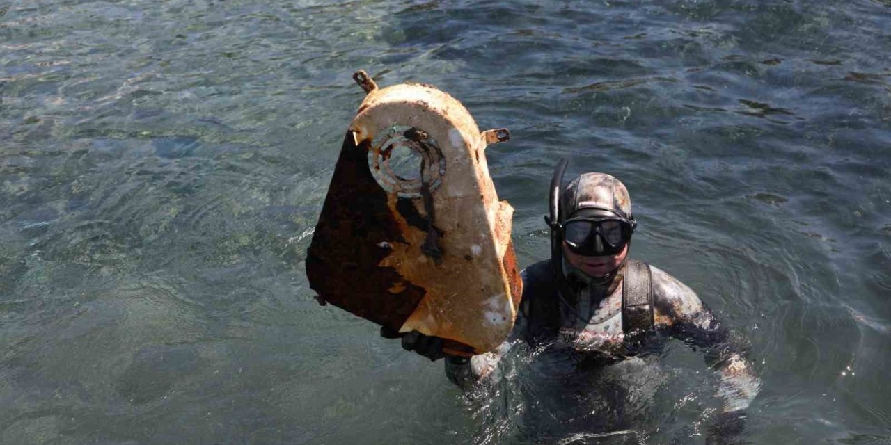 Deniz Dibinden 2,5 Ton Çöp Çıktı