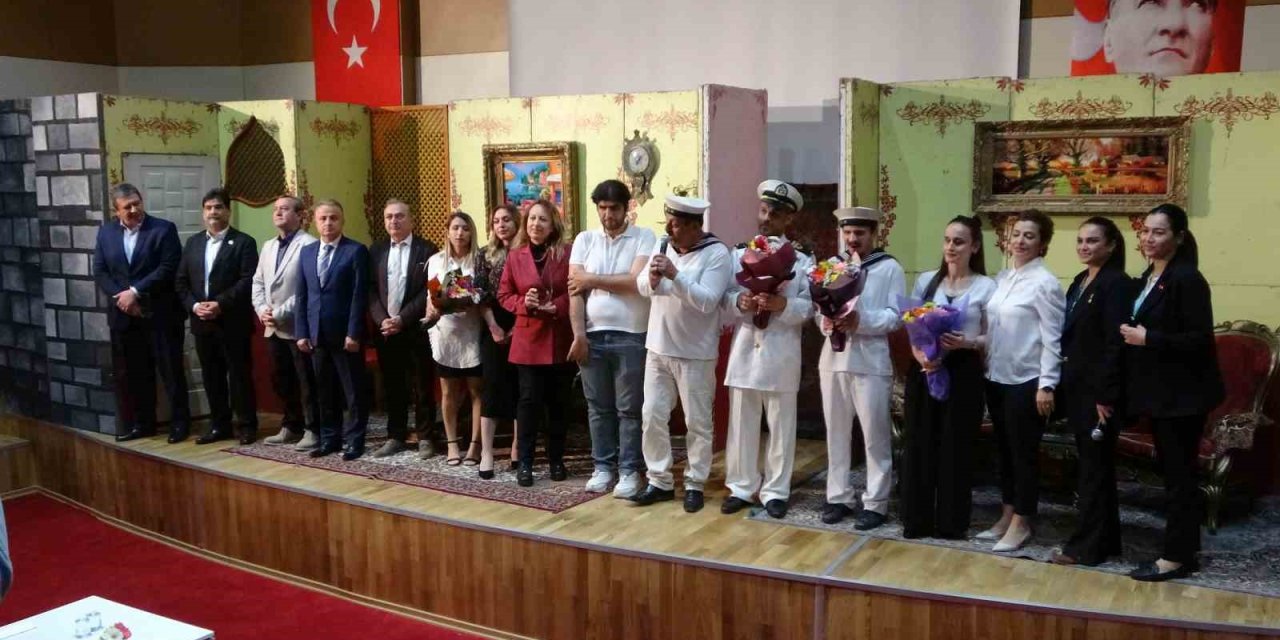 Görme Engelli Tiyatrocular, Dünya Engelliler Haftası’nda Farkındalık Oluşturmak İçin Sahneye Çıktı